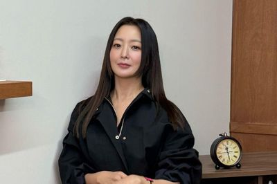 'Quốc bảo nhan sắc' Kim Hee Sun gây sốt với vẻ đẹp ở tuổi 49