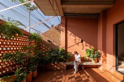 Nhà Vĩnh Long 150m²: làm mát bằng lớp đệm khí hậu, gần như không cần máy lạnh