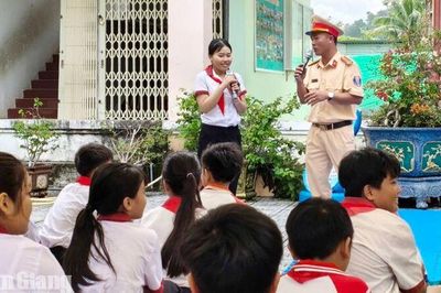 Gần 800 học sinh Hà Tiên được tuyên truyền an toàn giao thông