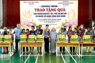 Trao 200 phần quà cho người có hoàn cảnh khó khăn ở Tri Tôn