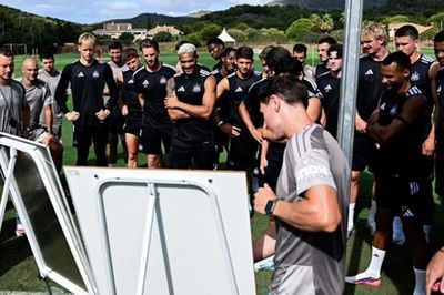 Newcastle đối mặt sóng gió Ngoại hạng Anh khi bán Bruno Guimaraes và đặt cược vào Jaissle