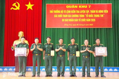 Thiếu tướng Lê Xuân Bình thăm, động viên lực lượng tập luyện chương trình “Tổ quốc trong tim”