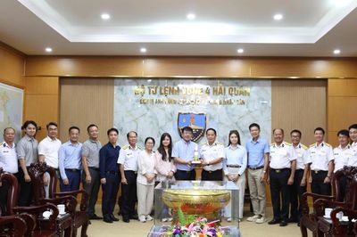 Vùng 4 Hải quân tiếp nhận cây giống hưởng ứng Chương trình “Xanh hóa Trường Sa”