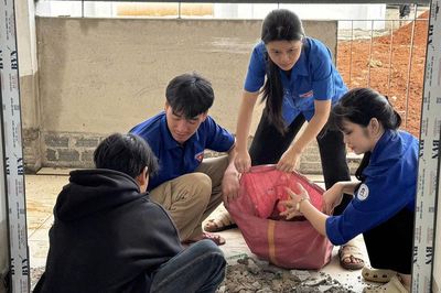 Góp sức trẻ để trường vùng biên kịp đón học sinh năm học mới