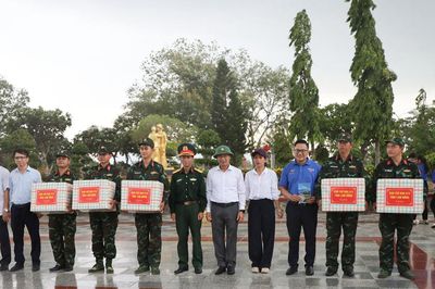 Phó Chủ tịch UBND tỉnh Lâm Đồng Đinh Văn Tuấn thăm, động viên lực lượng lấy mẫu hài cốt liệt sĩ