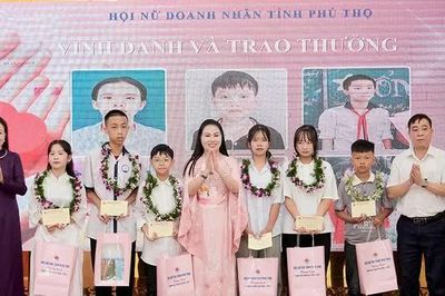 Hội Nữ doanh nhân tỉnh khen thưởng các con đỡ đầu