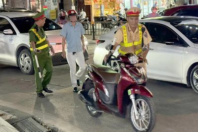 Hà Nội: Ăn nhậu xem bóng đá rồi lái xe, nhiều tài xế bị tạm giữ phương tiện