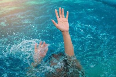 Đang đưa con đi bơi, bác sĩ cứu bé 8 tuổi ngừng tim do đuối nước