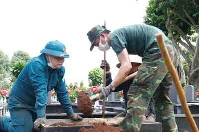 Lấy mẫu hài cốt liệt sĩ tại nghĩa trang lớn nhất tỉnh Đắk Lắk