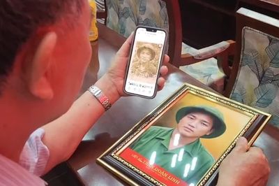 Dòng người nối tiếp viếng các Anh hùng liệt sĩ ở Công viên Lê Thị Riêng