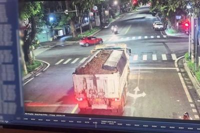Camera AI truy vết xe tải làm rơi vãi bùn đất