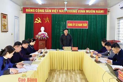 Gìn giữ sắc phục dân tộc nơi công sở