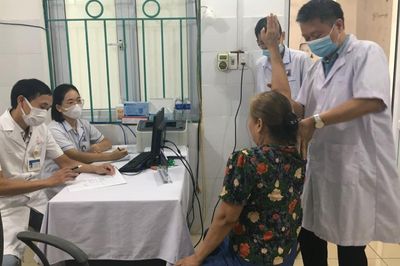 Gần 90 người dân được khám, tư vấn sức khỏe cùng chuyên gia Bệnh viện Thể thao Việt Nam