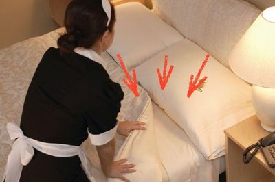 Tại sao nhân viên khách sạn thường nhét chặt chăn vào đệm?