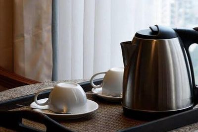 Tại sao bạn không nên dùng ấm siêu tốc trong khách sạn?