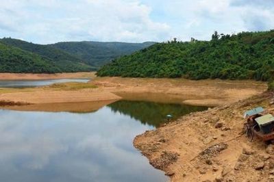 Hồ chứa cạn trơ đáy, nông dân Quảng Ngãi 'chạy đua' cứu lúa Hè Thu