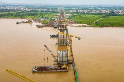 Cầu Hồng Hà dần thành hình sau 8 tháng, 34 mũi thi công chạy đua tiến độ