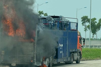 Xe đầu kéo chở nhiều ô tô con cháy ngùn ngụt trên cao tốc Hà Nội - Hải Phòng
