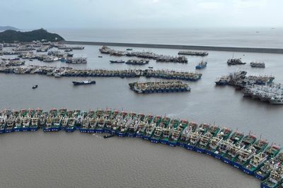 Bão Dolphin áp sát Trung Quốc, hàng loạt chuyến bay, phà bị hủy