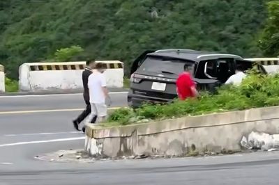 CSGT xác minh vụ nhóm người dừng ô tô ở khúc cua trên đèo Hải Vân để ngắm cảnh