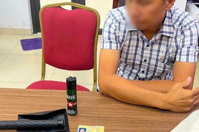 Hà Nội: Xử lý ô tô vi phạm dừng đỗ, bất ngờ phát hiện gậy ba khúc, bình xịt hơi cay và bằng lái giả