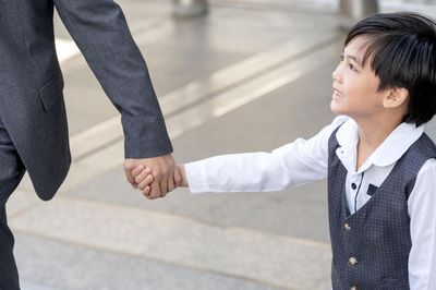 Con được khen, đừng vội nói 'Có gì đâu': Cha mẹ khéo léo sẽ biết đáp lại bằng 1 câu