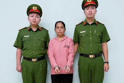 Bắt khẩn cấp bảo mẫu dùng dây thun bắn vào chân 2 trẻ