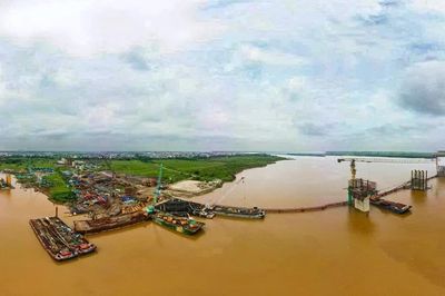 Hình hài 9 trụ cầu Hồng Hà vươn cao giữa sông Hồng