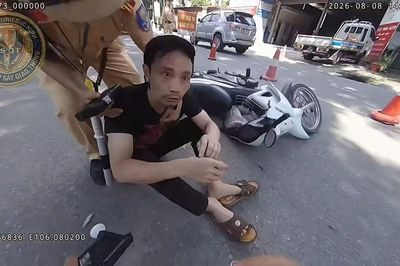 Cảnh sát giao thông khống chế Dương Minh Hoàng khi mang ma túy trên đường