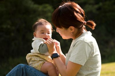 Sinh con ở tuổi nào để trẻ thông minh?