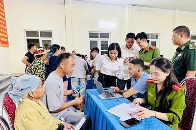 Dịch vụ công về tận thôn, bản vùng biên Mường Lát