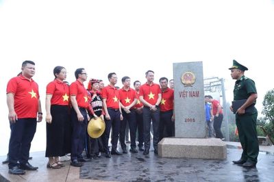 Thiêng liêng Hành trình 'Tôi yêu Tổ quốc tôi' tại cực Tây A Pa Chải