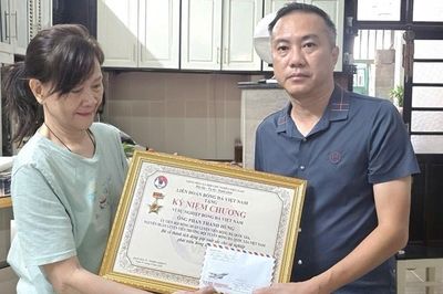 HLV Phan Thanh Hùng nhận Kỷ niệm chương 'Vì sự nghiệp bóng đá Việt Nam'