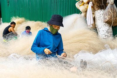 Nghề vá lưới tạo sinh kế cho lao động ven biển