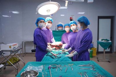 Gia Lai: Phẫu thuật cắt bỏ lá lách khổng lồ nặng 3,5kg cho nữ bệnh nhân 69 tuổi