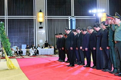 Chủ tịch Quốc hội Trần Thanh Mẫn viếng Chủ tịch Quốc hội Lào