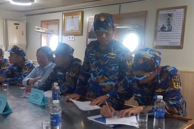 Vùng 3 Hải quân bàn giao nữ du khách gặp nạn cho lực lượng biên phòng