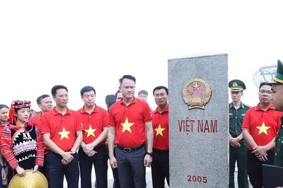 Thanh niên nơi cực Tây nói về trách nhiệm dưới Cột cờ A Pa Chải
