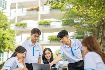 Hai thủ khoa của Trường ĐH Kinh tế - Luật (ĐHQG TPHCM) đều là học sinh của 1 trường THPT tại TPHCM