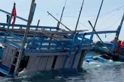Dông lốc đánh chìm tàu cá Quảng Ngãi, 4 ngư dân được cứu