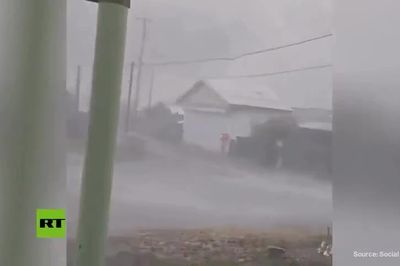 Video bão Dolphin quét qua Nhật Bản, hơn 50.000 tòa nhà mất điện
