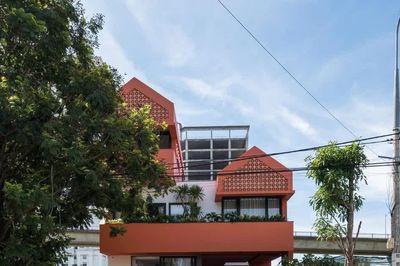 Ngôi nhà có mặt tiền tông màu đỏ đất nổi bật giữa khu phố