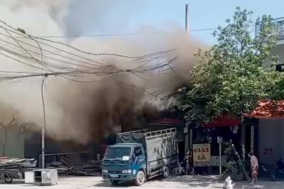 Hà Nội: Lại cháy cửa hàng phế liệu ở đường 25m