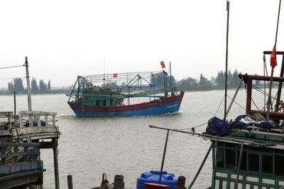Quảng Ngãi: Kịp thời cứu 4 ngư dân bị chìm tàu trên vùng biển Hoàng Sa