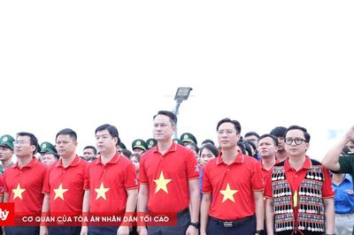 Thiêng liêng lễ chào cờ nơi cực tây Tổ quốc