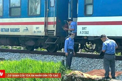 Băng qua đường ngang, cụ bà bị tàu tông tử vong
