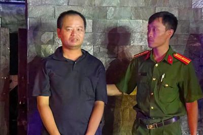 Cảnh sát vây bắt nghi phạm liên quan vụ giết người đang chạy trốn trên quốc lộ