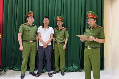 Phê chuẩn khởi tố chủ cửa hàng bán hơn 1.100 đôi giày giả nhãn hiệu