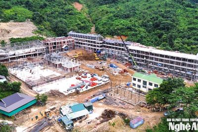Tăng ca, tăng kíp xuyên đêm trên công trường xây dựng Dự án Trường Phổ thông nội trú liên cấp tiểu học và trung học cơ sở ở Nghệ An