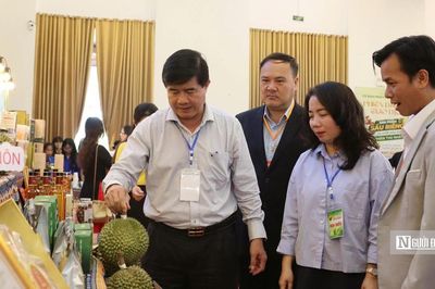 Lễ hội Sầu riêng Đắk Lắk 2026: Nữ bí thư xã cùng livestream bán hàng cho người dân, doanh nghiệp